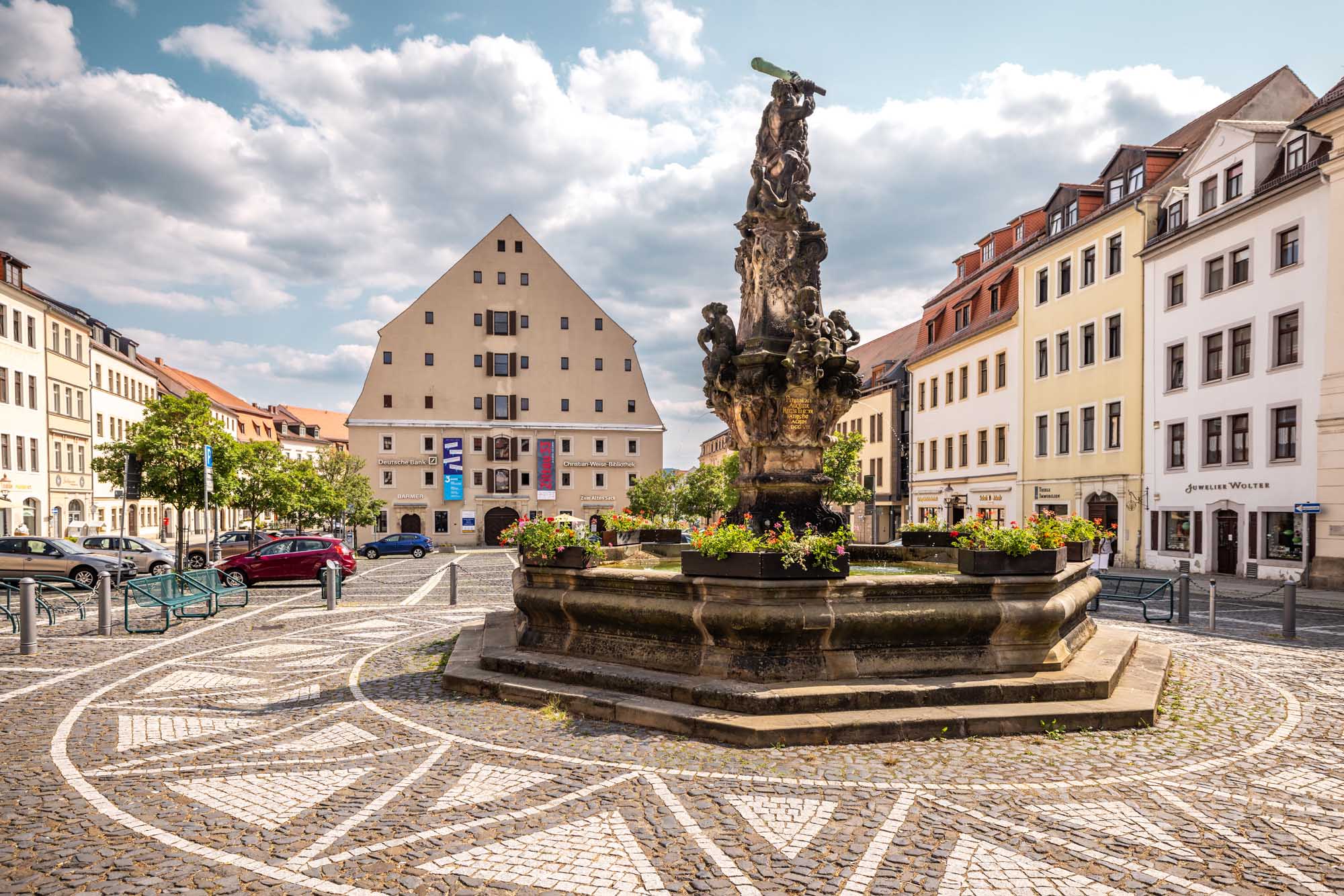 Das Saltzhaus in Zittau sowie der Brunnen auf dem Platz davor